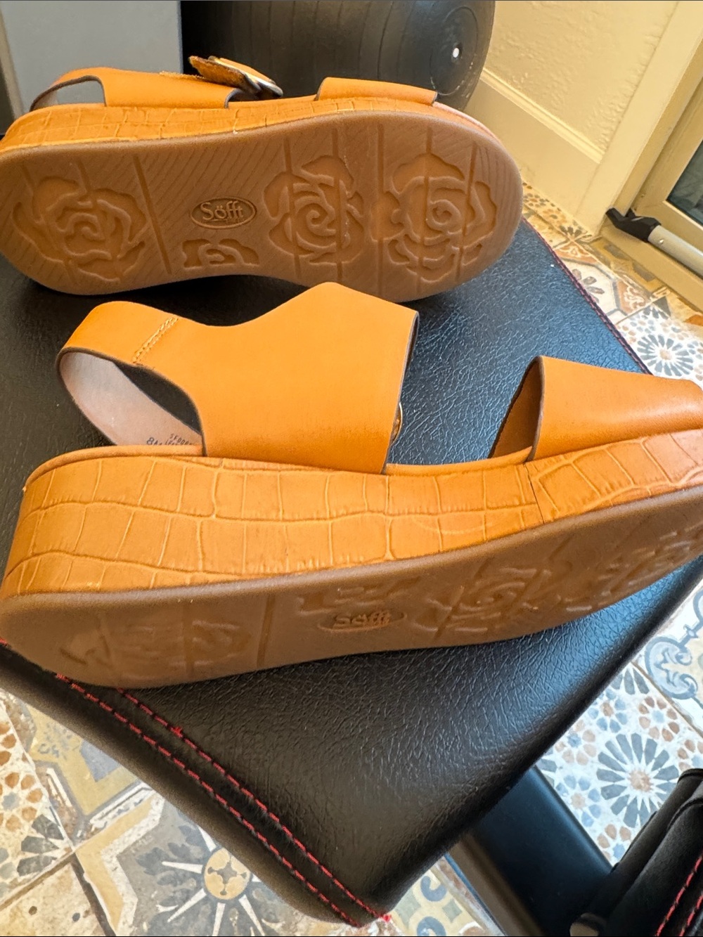 Sofft Tan Leather Buckle Slingback Sandals.  Worn once! - Picture 4 of 4